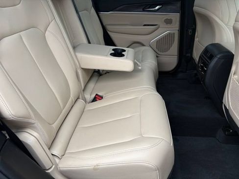 Used 2025 Jeep Grand Cherokee Limited AWD/4WD image 19