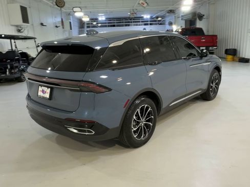 Used 2025 Lincoln Nautilus Premier AWD/4WD image 9