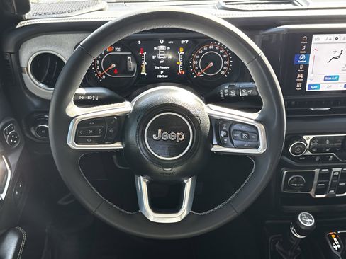 Used 2025 Jeep Wrangler Sahara image 17