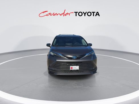 Certified 2025 Toyota Sienna LE image 3