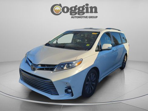 Used 2019 Toyota Sienna Limited image 1