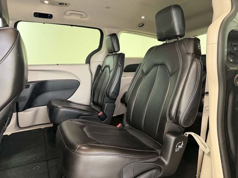 Used 2023 Chrysler Pacifica Touring-L FWD image 18