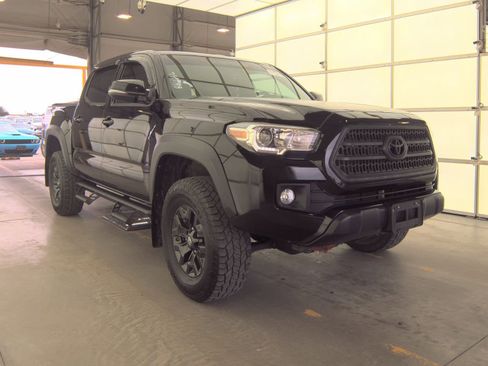 Used 2017 Toyota Tacoma TRD Off-Road w/ Tow Package (A/T) AWD/4WD image 2