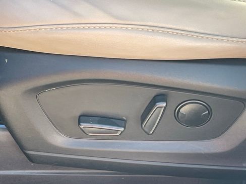 Used 2022 Ford Explorer XLT w/ Equipment Group 202A image 5