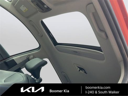 Used 2023 Kia Niro SX Touring image 18