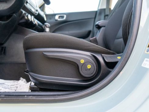 Used 2025 Hyundai Venue SEL image 20