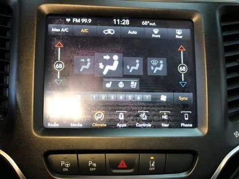 Used 2019 Jeep Cherokee Trailhawk AWD/4WD image 27