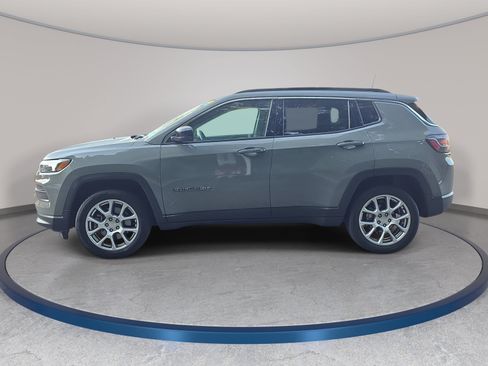 Used 2023 Jeep Compass Latitude w/ Sun and Sound Group AWD/4WD image 3
