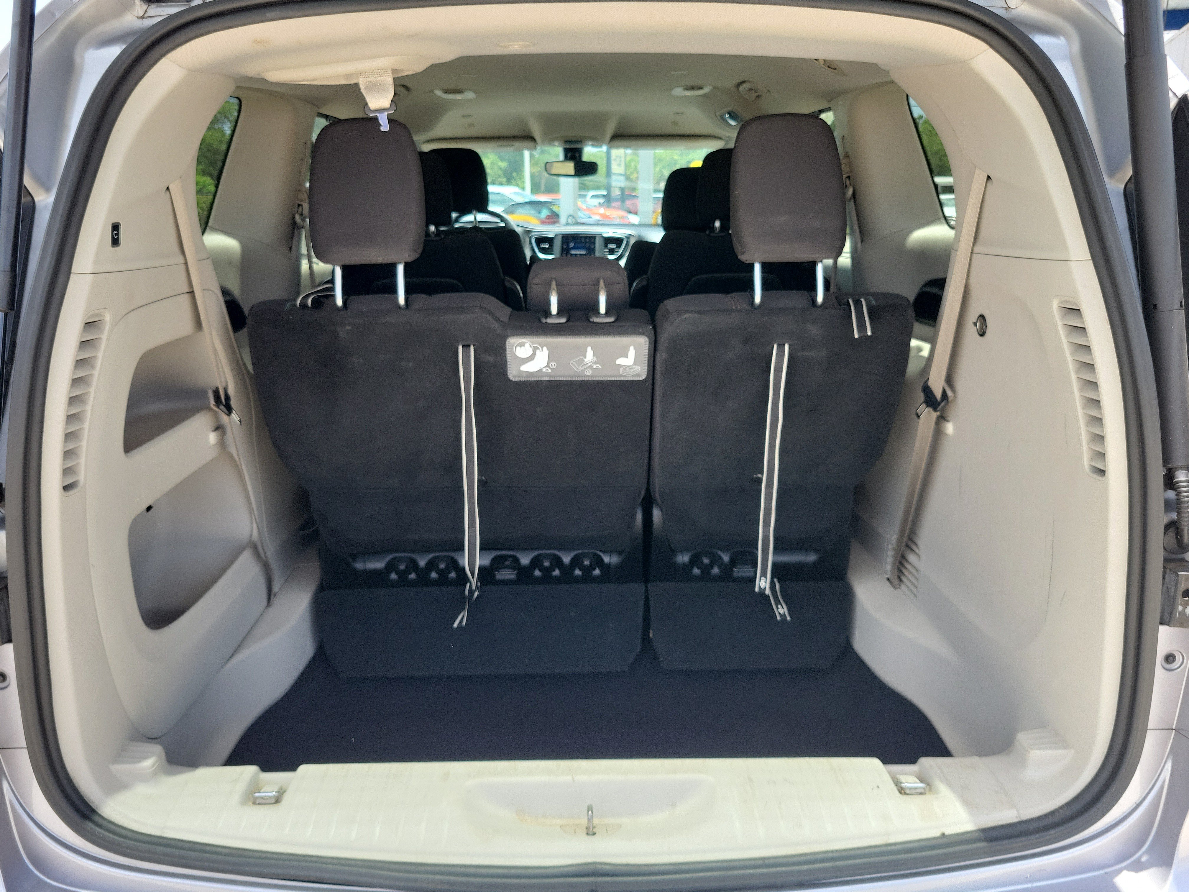 Used 2020 Chrysler Pacifica Touring FWD image 7