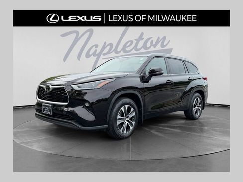 Used 2022 Toyota Highlander XLE AWD/4WD image 1
