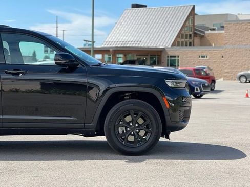 Used 2024 Jeep Grand Cherokee L Laredo AWD/4WD image 10