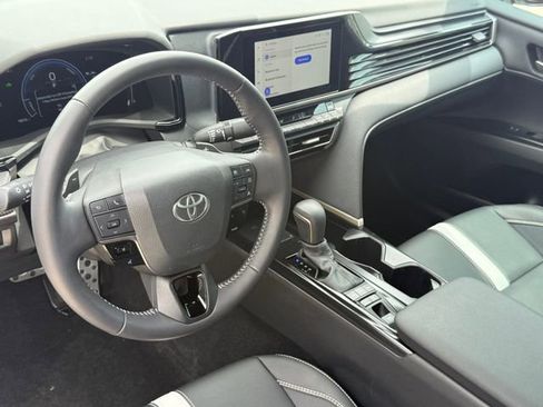 Used 2025 Toyota Camry SE w/ Convenience Package FWD image 9