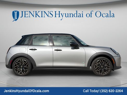 Used 2025 MINI Cooper 4-Door Hardtop FWD image 2