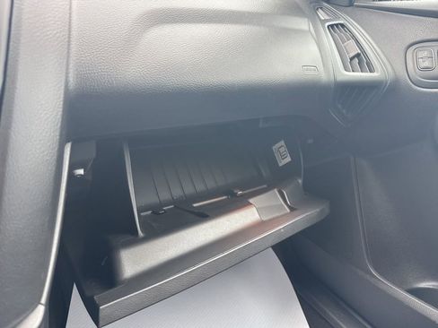 Used 2018 Ford Focus SE w/ SE Appearance Package FWD image 21