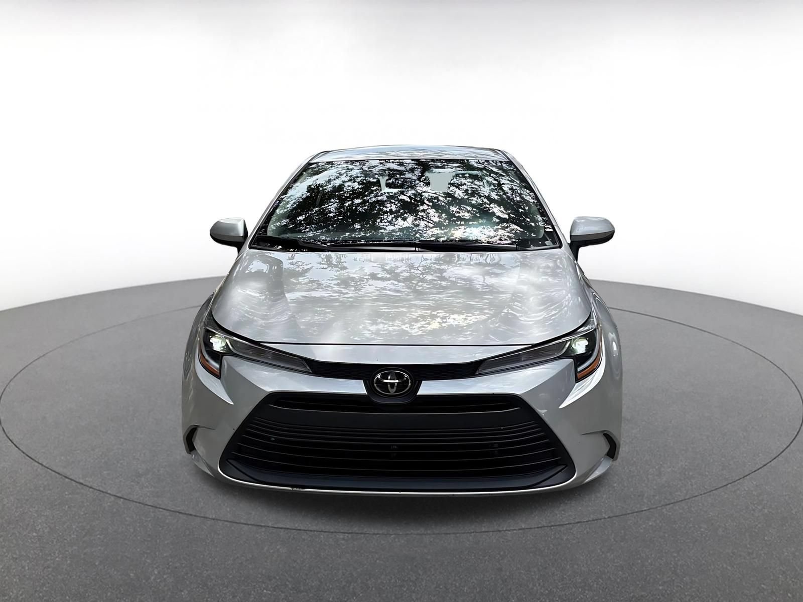 Used 2025 Toyota Corolla LE FWD image 2