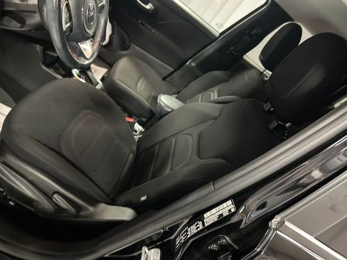 Used 2019 Jeep Renegade Latitude w/ Cold Weather Group FWD image 10