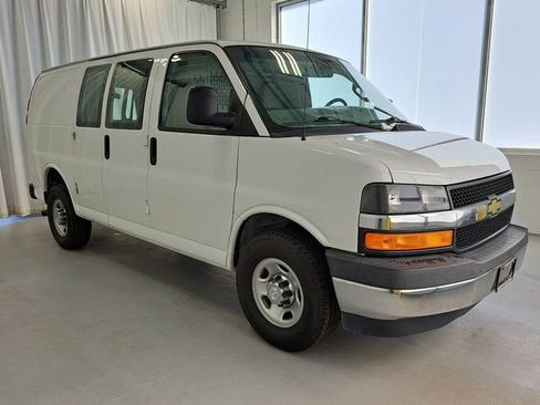Used 2017 Chevrolet Express 2500 RWD image 4