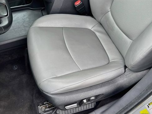 Used 2024 Toyota Sienna XLE FWD image 23