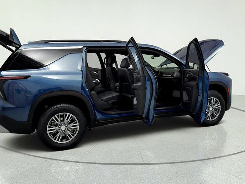 Used 2025 Chevrolet Traverse LT w/ Driver Confidence Package FWD image 13