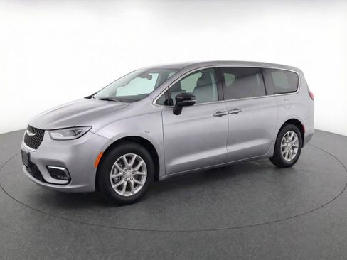Used 2024 Chrysler Pacifica Touring-L image 3
