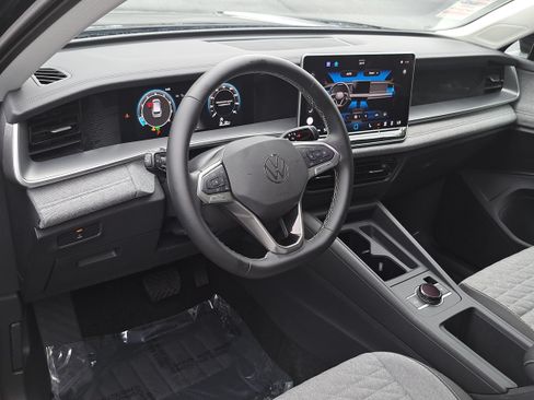 Certified 2025 Volkswagen Tiguan S FWD image 40