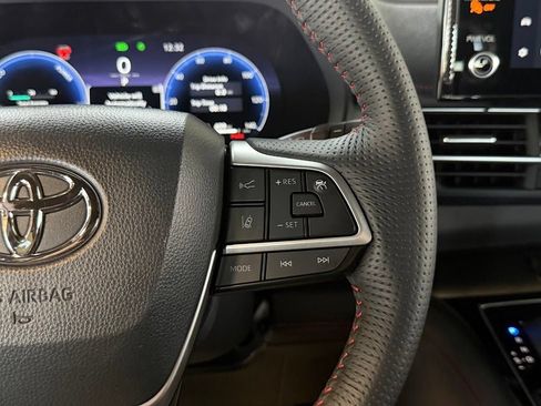 Used 2025 Toyota Sienna XSE AWD/4WD image 23
