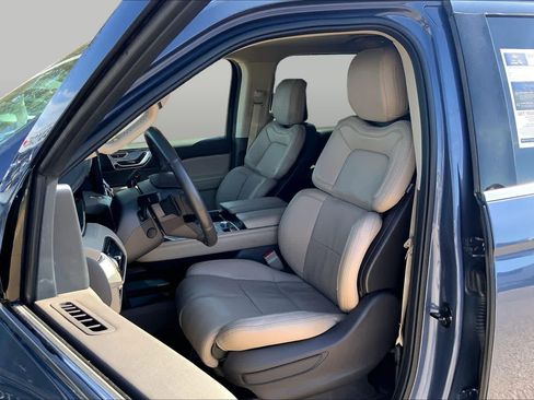 Used 2023 Lincoln Navigator 4WD image 8