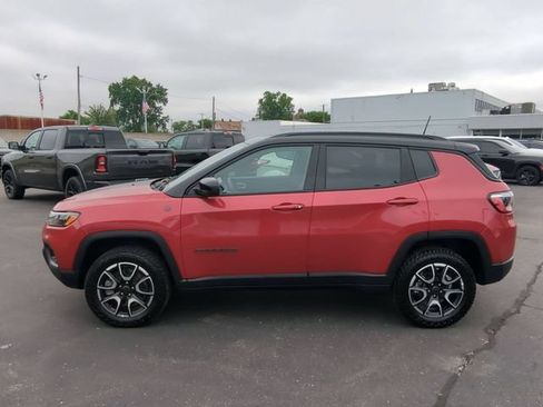 Used 2025 Jeep Compass Trailhawk AWD/4WD image 3