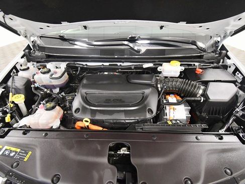 Used 2024 Chrysler Pacifica Select image 12