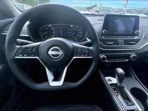 Used 2025 Nissan Altima 2.5 SV FWD image 5