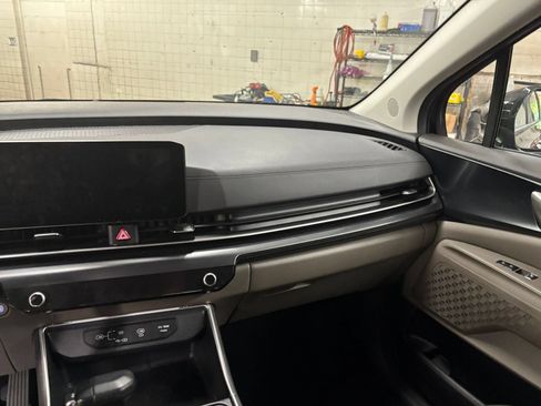 Used 2026 Kia Carnival FWD image 33