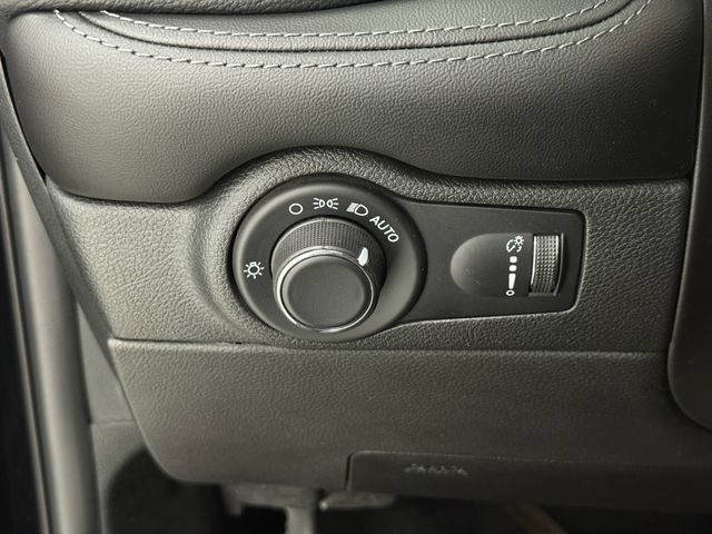 Used 2023 Dodge Durango SXT w/ SXT Blacktop Group RWD image 13