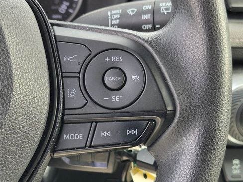 Used 2019 Toyota RAV4 LE FWD image 11