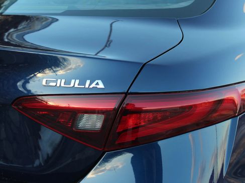 Used 2017 Alfa Romeo Giulia Sedan 4D image 37