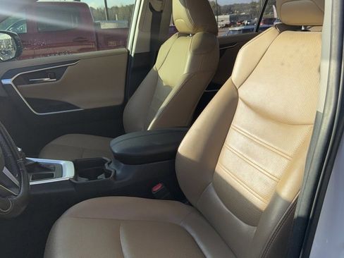 Used 2019 Toyota RAV4 Limited image 8