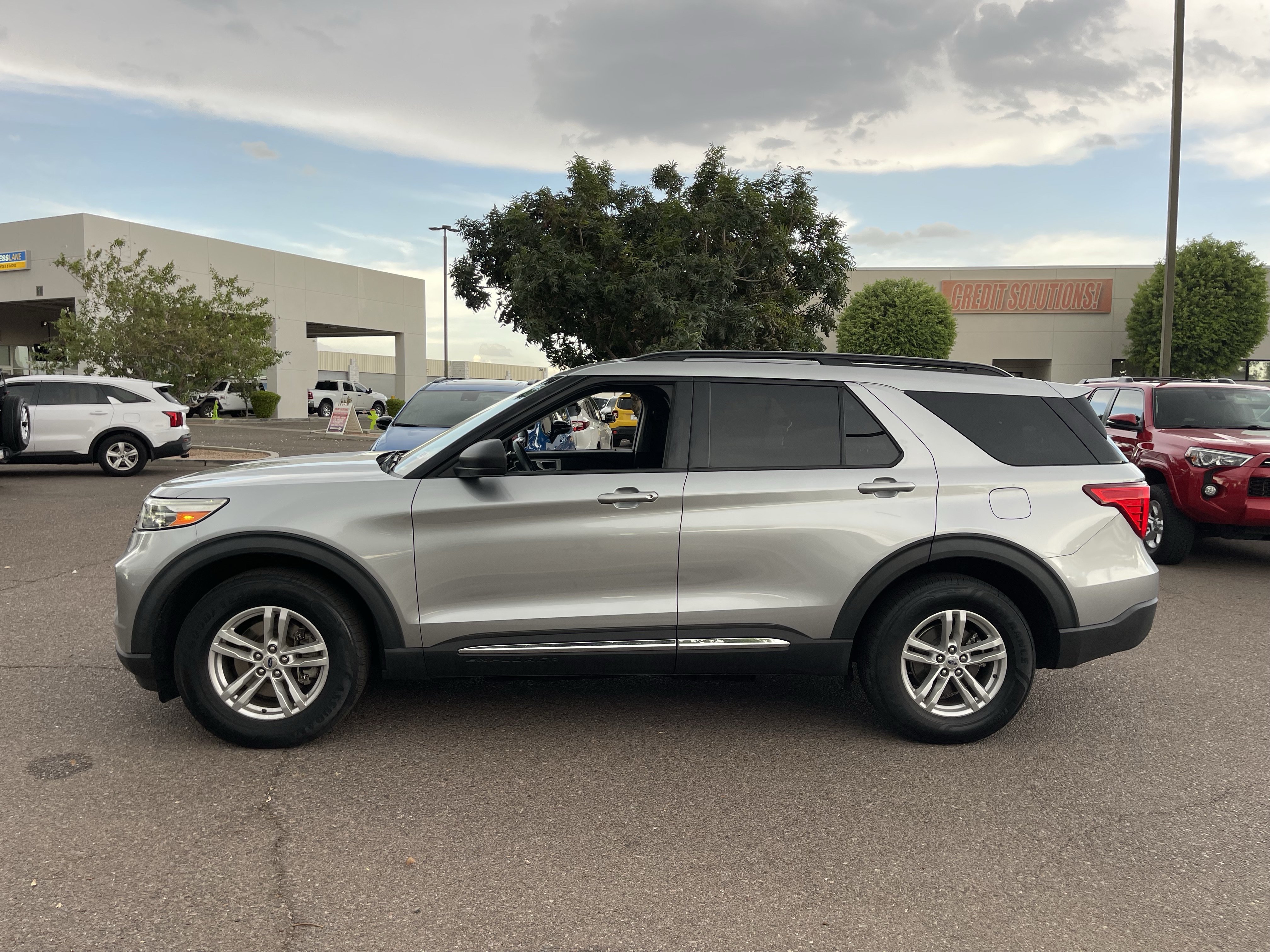 Used 2022 Ford Explorer XLT w/ Equipment Group 202A AWD/4WD image 3