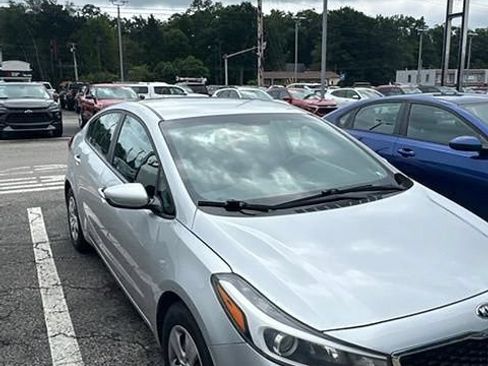 Used 2017 Kia Forte LX FWD image 3