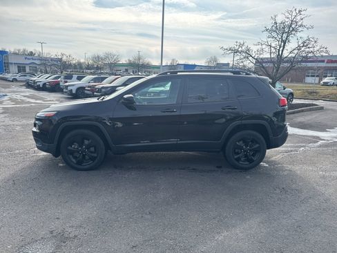 Used 2018 Jeep Cherokee Limited w/ Technology Group image 2