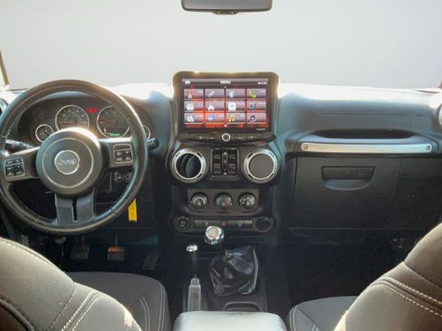 Used 2015 Jeep Wrangler Unlimited Rubicon w/ Connectivity Group AWD/4WD image 12