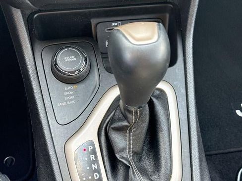 Used 2018 Jeep Cherokee Limited w/ Technology Group image 16