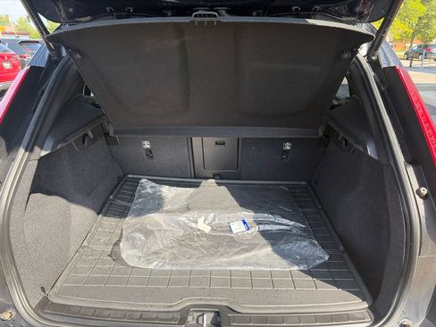 Used 2022 Volvo XC40 T5 Momentum AWD/4WD image 16