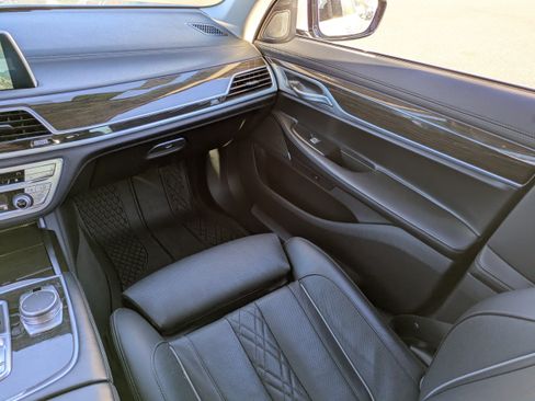 Used 2022 BMW 750i xDrive AWD/4WD image 17