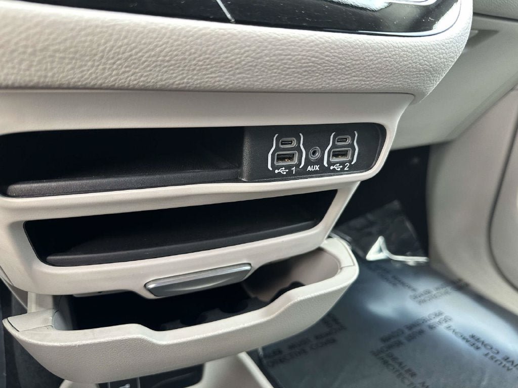 Used 2024 Chrysler Pacifica Limited FWD image 21