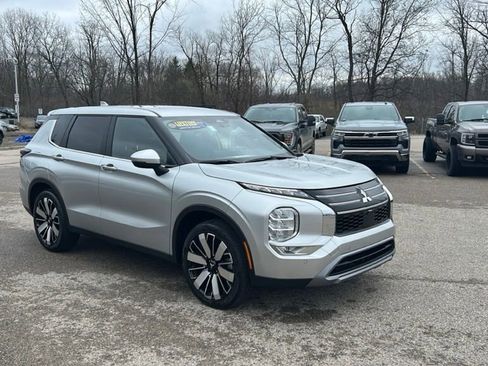 Used 2025 Mitsubishi Outlander SE image 3