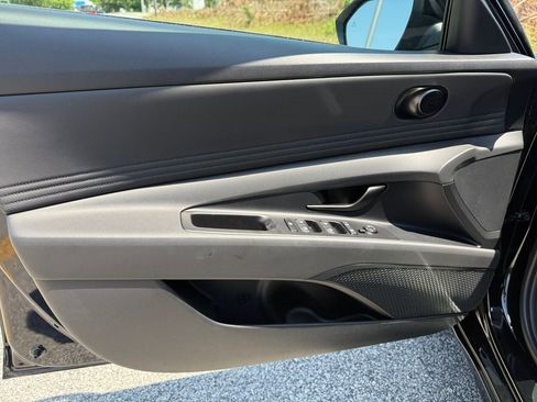 New 2025 Hyundai Elantra SEL image 9