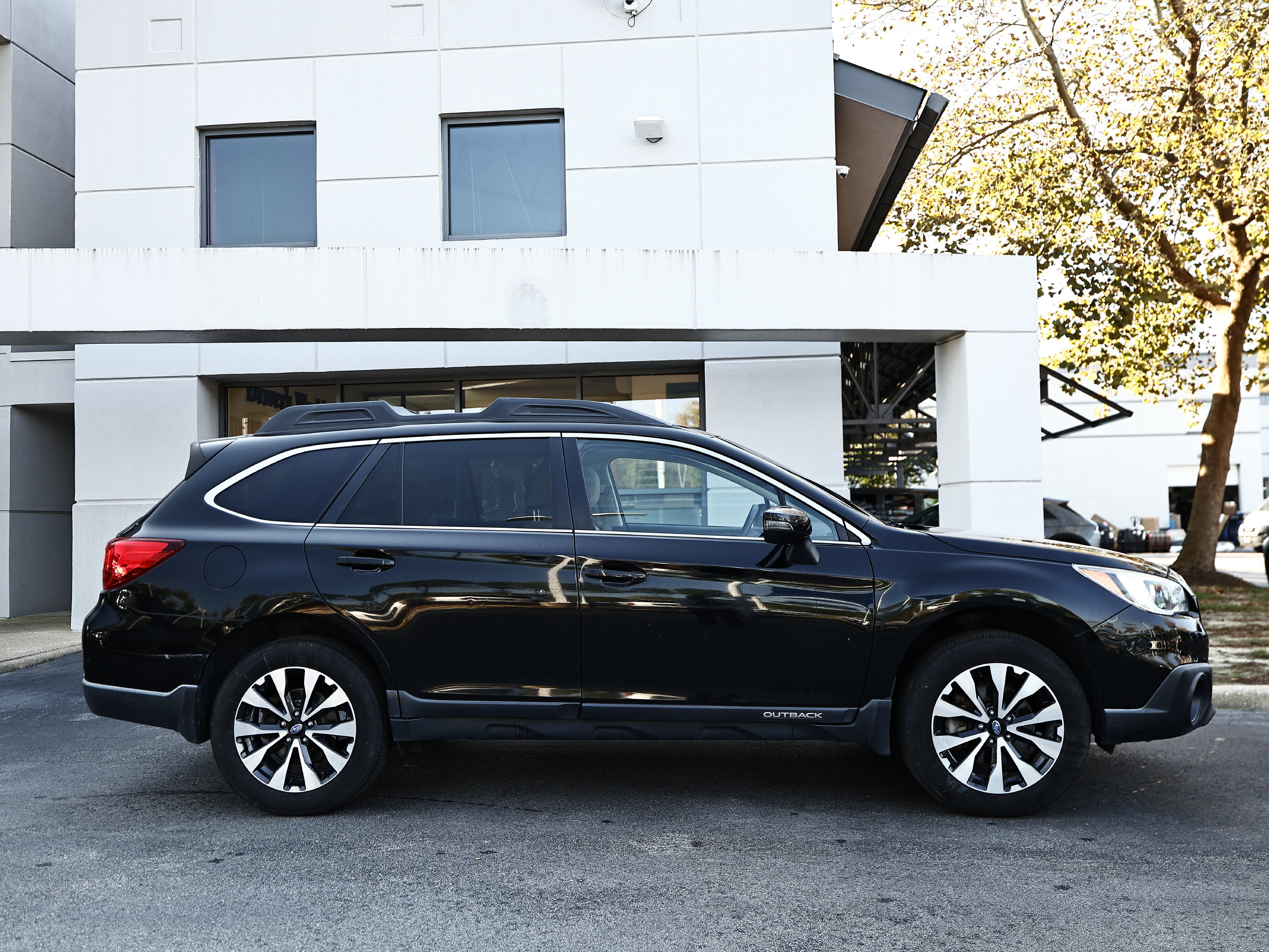 Used 2017 Subaru Outback 2.5i Limited AWD/4WD image 4