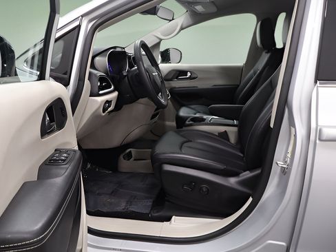 Certified 2024 Chrysler Pacifica Touring-L FWD image 12