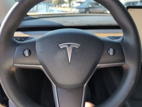 Used 2022 Tesla Model Y Long Range image 11