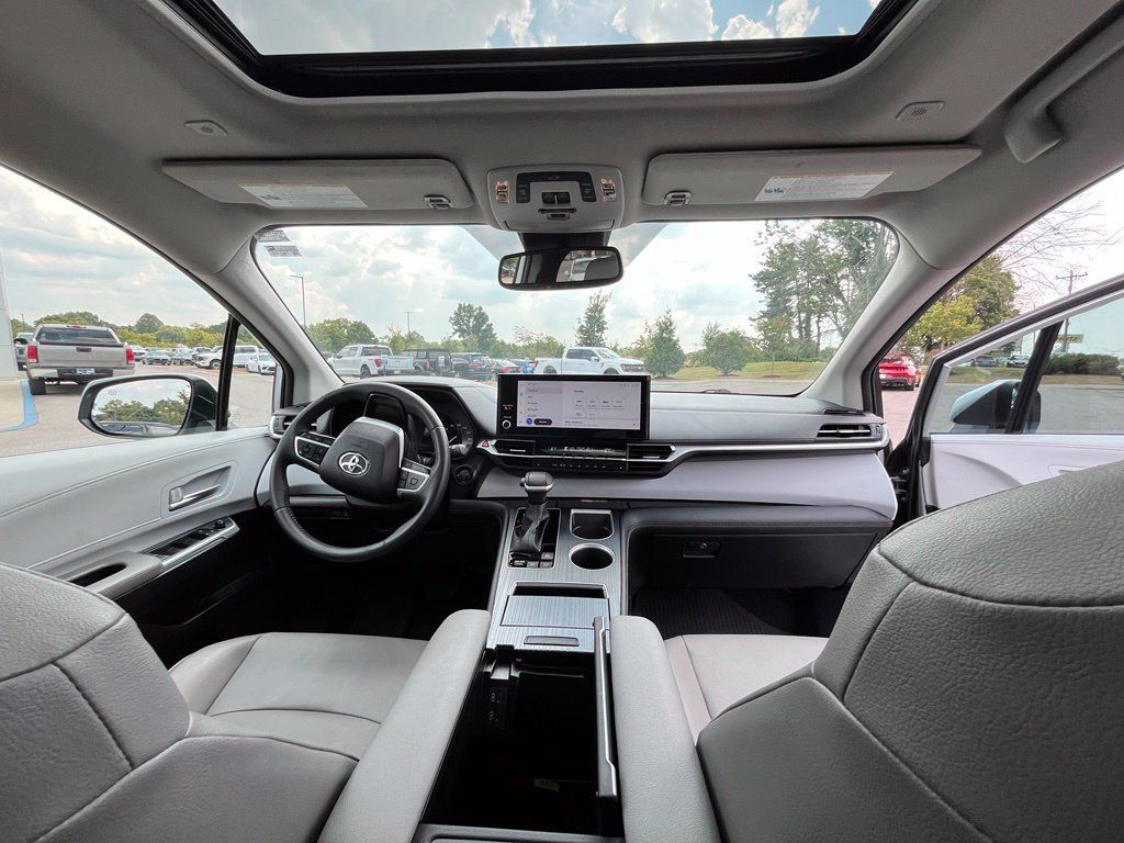 Used 2025 Toyota Sienna XLE FWD image 11