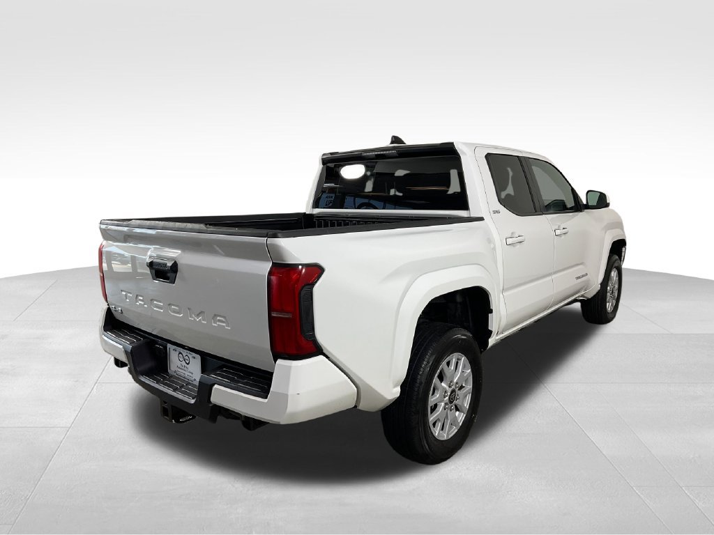Used 2025 Toyota Tacoma SR5 AWD/4WD image 9